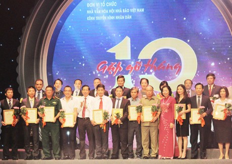 Journalists honour business people  - ảnh 1